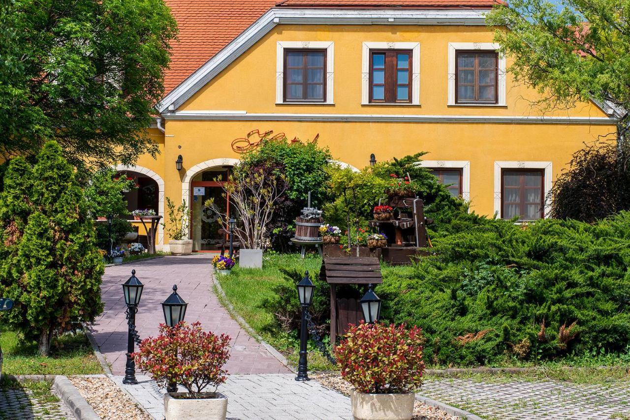 Gastland M0 Hotel & Conference Center Szigetszentmiklós Eksteriør billede
