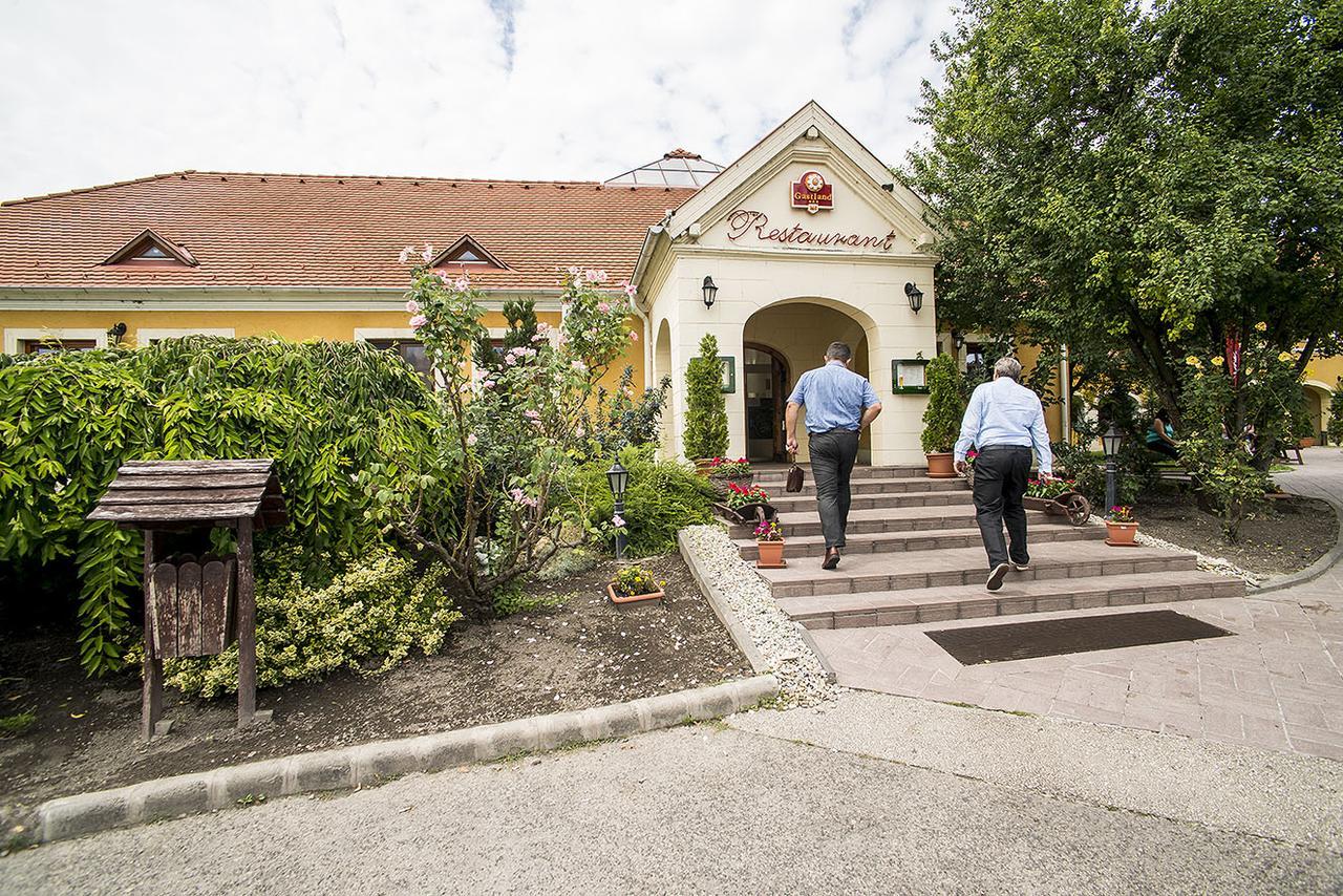 Gastland M0 Hotel & Conference Center Szigetszentmiklós Eksteriør billede